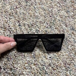 Chic Black Women's Sunglasses